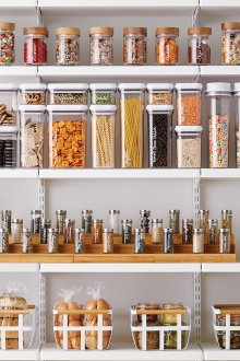 Складово помещение с висящи рафтове