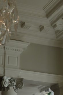 Плинтус на тавана класически