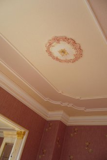 Плинтус върху цвета на тавана