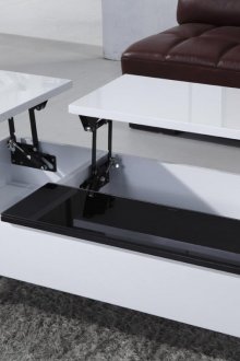 틈새가 있는 흰색 광택 변압기 테이블