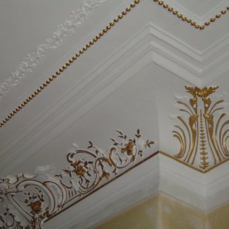 Плинтус на тавана с позлата
