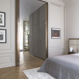 Плинтус на тавана с шарка