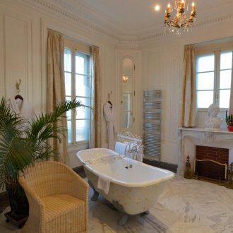 Плинтус на тавана на банята