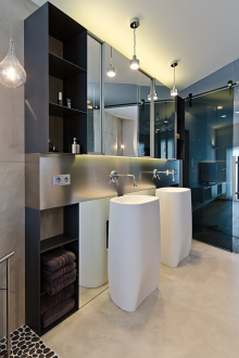 Kabinet bilik mandi hitam