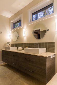 Kabinet bilik mandi di bawah sink