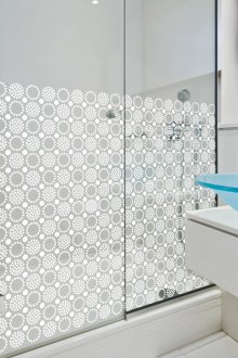 Витражно фолио под душа