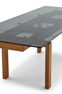 나무와 유리로 만든 컨버터블 테이블