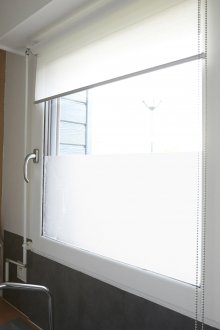 Витражно фолио на кухненския прозорец