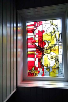Декоративен витражен филм на малък прозорец