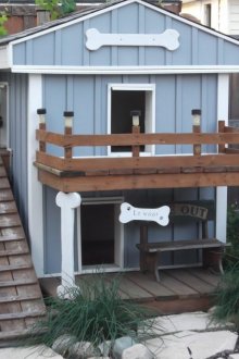 Кутия за кучета с балкон