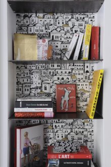 Самозалепващ се филм върху шкафа