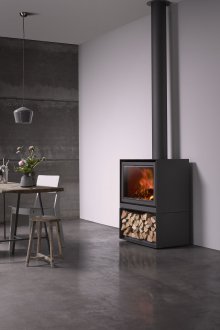 Der Ofen im Innenraum ist schwarz