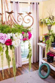 Декор на полилей със свежи цветя