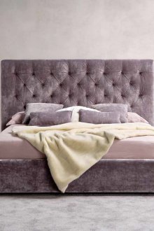 Katil dengan katil kepala beludru lembut