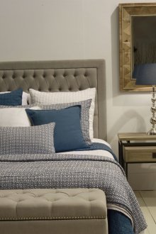 Katil dengan kepala katil beige lembut