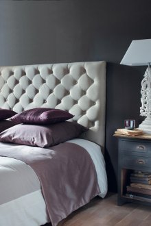 Katil dengan kepala kepala lembut putih