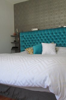 Katil dengan kepala katil turquoise lembut