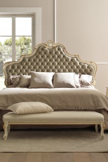 Katil klasik dengan kepala katil lembut