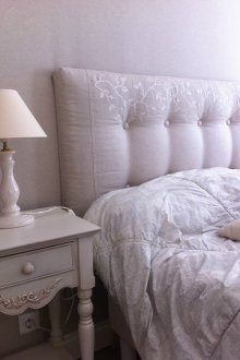 Katil dengan kepala katil lembut dihiasi