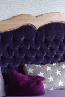 Katil dengan kepala katil lembut ungu