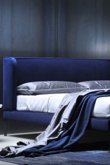 Katil kosong dengan kepala katil lembut