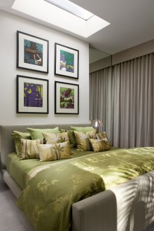 Katil dengan kepala katil berjalur lembut