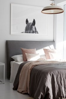 Tempat tidur dengan kepala katil yang lembut