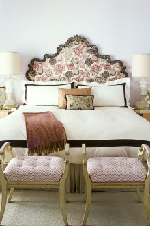 Katil diukir dengan kepala katil lembut