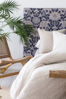 Katil corak dengan headboard lembut