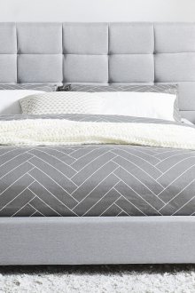 Katil dengan kepala katil kelabu lembut