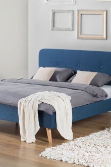 Katil dengan kepala katil biru lembut