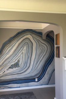 Рисуване на стената в коридора