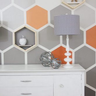 Шестоъгълна рисунка на стената