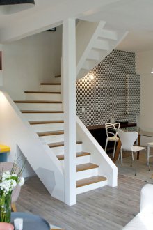 Бял тапет с черен модел