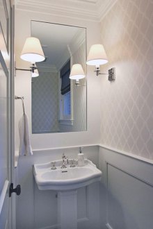 Бял тапет с класически модел