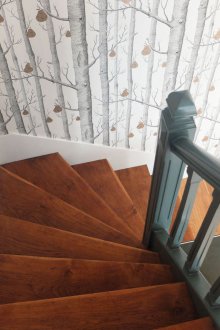 Бял тапет с модел на дървета