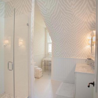 Бял тапет със сив модел.