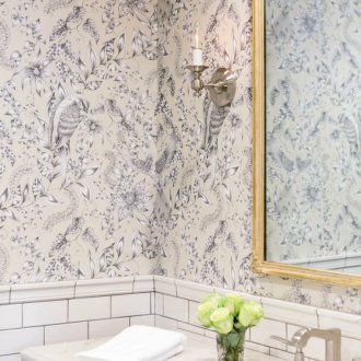 Бели тапети с екранирана коприна