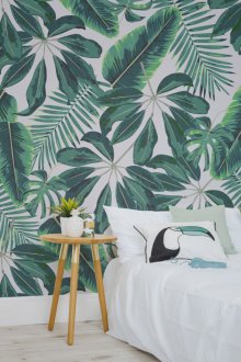 Бял тапет с тропически модел.