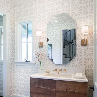 Бели тапети с модел в банята