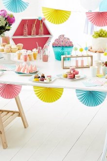 Decoración de una mesa de vacaciones para niños con papel