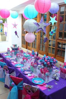 Children's party table decoration in purple