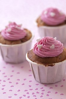 Decorating a children's holiday table with cakes