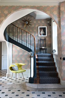 Декориране на коридора с флорални тапети