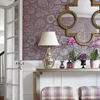 Лилава декорация на коридора