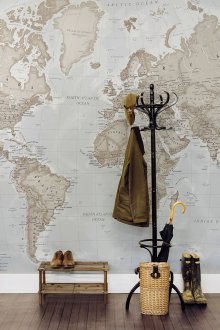 Довършване на коридора с географски тапети