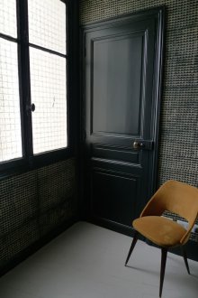 Декориране на коридора с тапет на таванско помещение