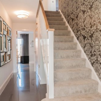 Довършване на коридора с велурен тапет