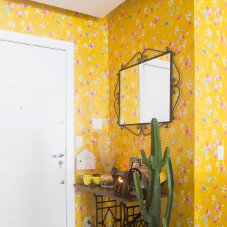 Жълта декорация на коридора