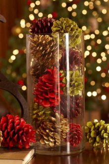 Декор на едностаен апартамент за новата година с цветни шишарки